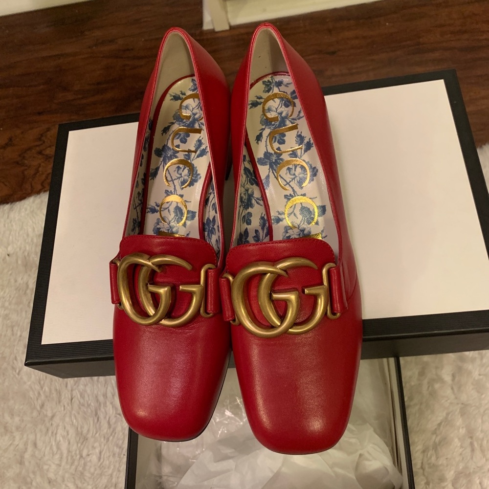 Authentic Brand new Gucci shoes in size 35.